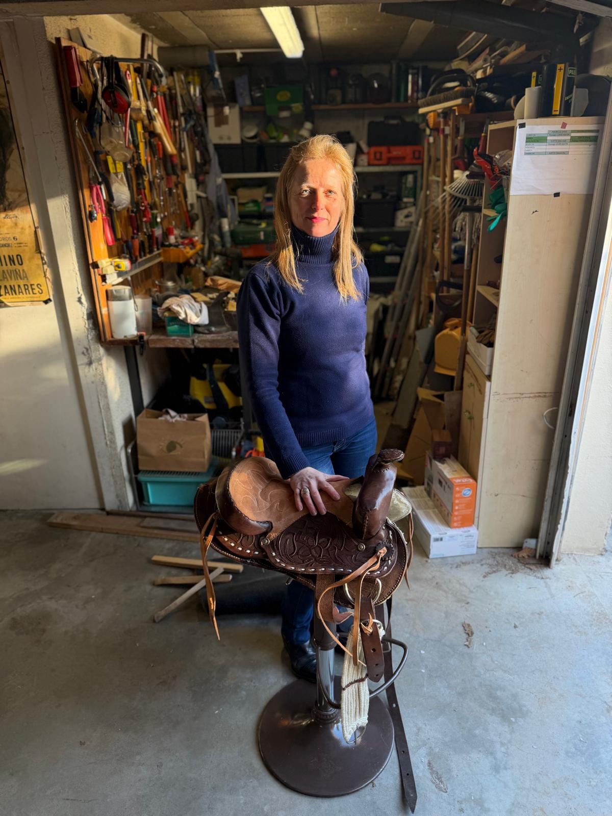 Nathalie dans son atelier avec un tabouret de bar selle