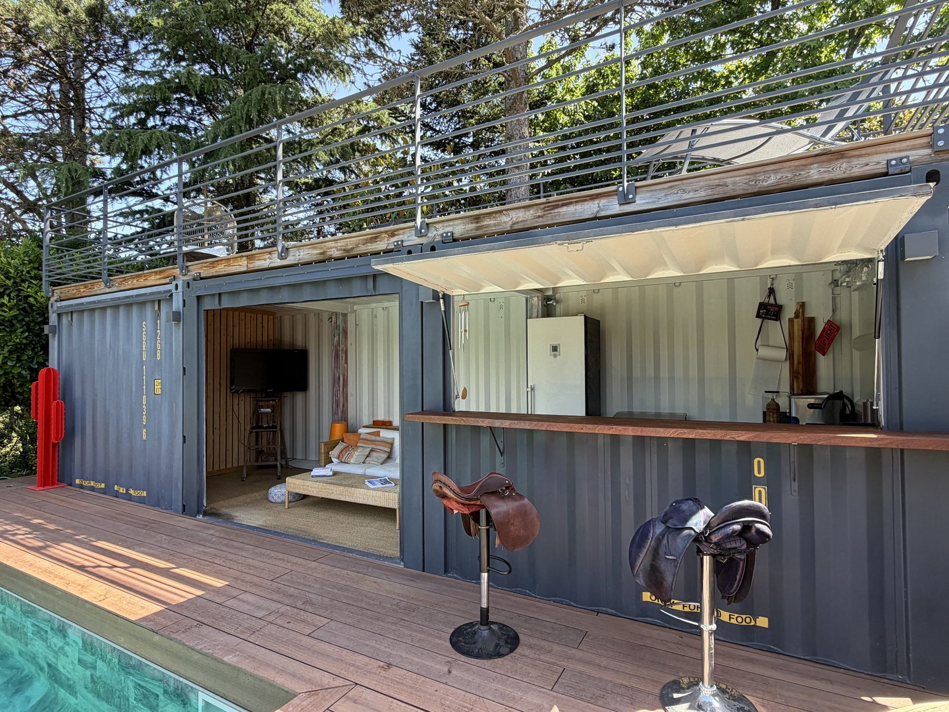 Le pool house container de Dardilly, brut et assumé, au bord de la piscine
